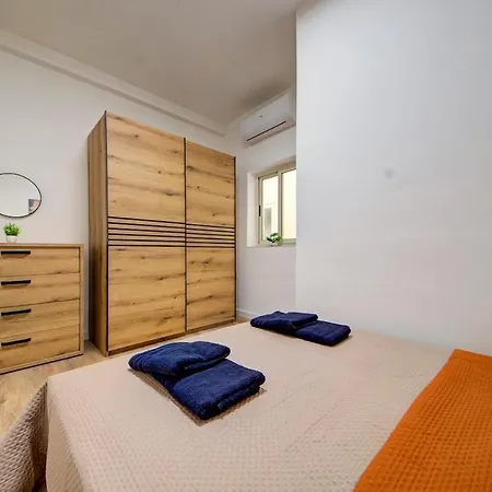 Contemporary Steps Away From Spinola Bay Lägenhet