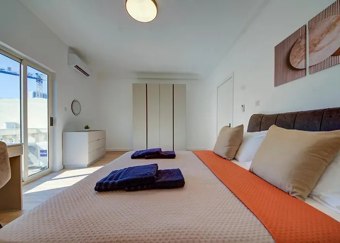 Contemporary Steps Away From Spinola Bay 아파트