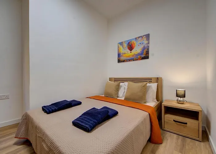 Contemporary Steps Away From Spinola Bay 아파트 *