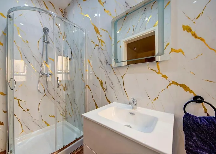 Contemporary Steps Away From Spinola Bay 아파트