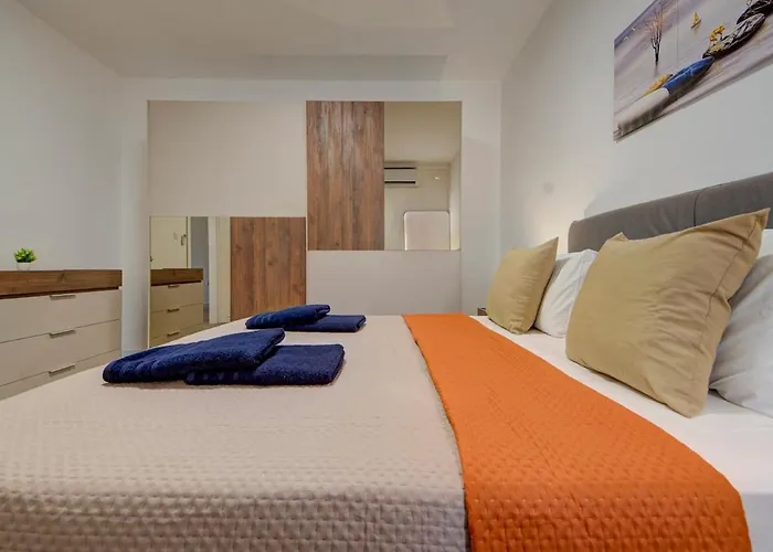 Contemporary Steps Away From Spinola Bay 아파트