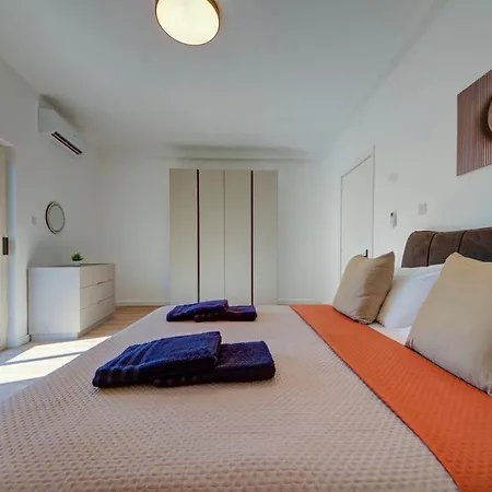 Contemporary Steps Away From Spinola Bay Appartement