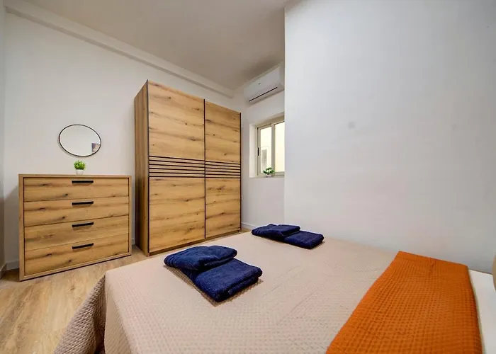 Contemporary Steps Away From Spinola Bay アパート