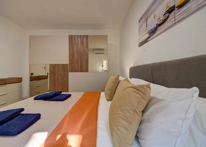 Contemporary Steps Away From Spinola Bay アパート *