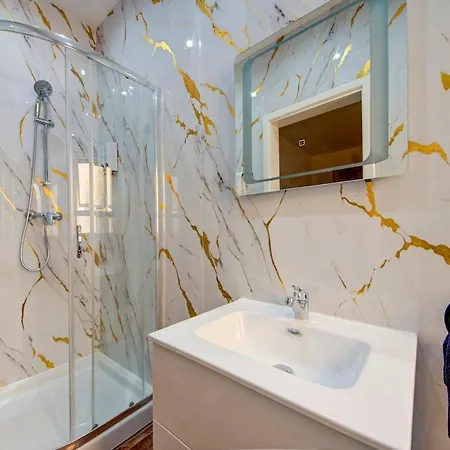 Contemporary Steps Away From Spinola Bay Apartamento